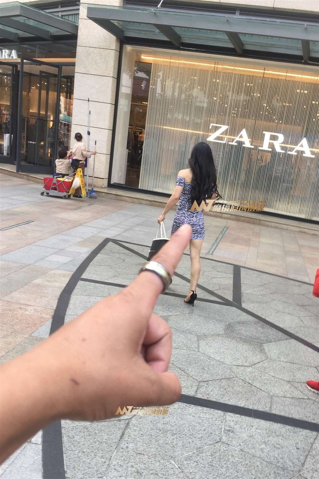 图片[2]-翘臀姐姐也是见一次拍一次-街拍流行馆