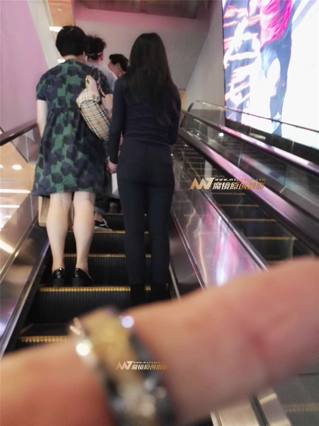 图片[3]-美女拥有一副魔鬼身材-街拍流行馆