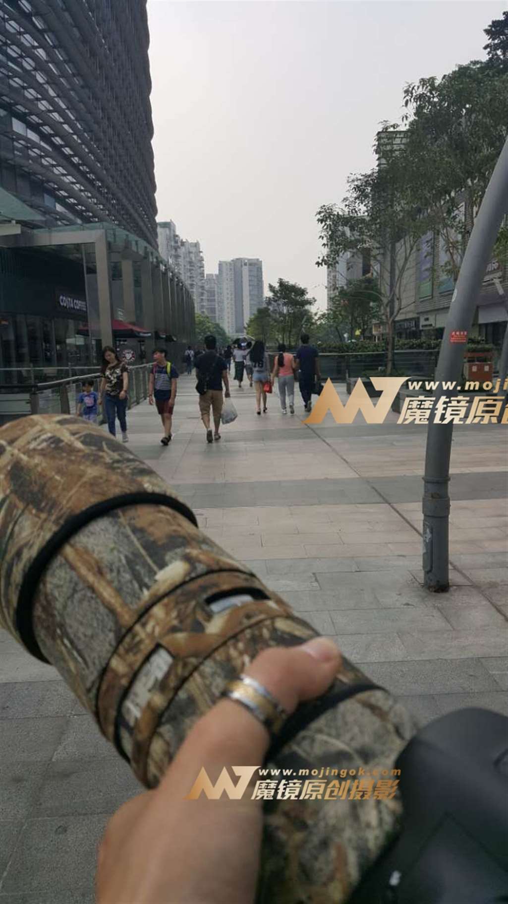图片[3]-一字肩 骆驼趾圆臀热裤少妇-街拍流行馆