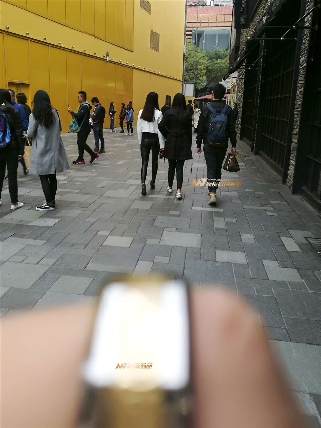 图片[3]-皮裤美臀 大长腿 魔鬼身材性感十足-街拍流行馆