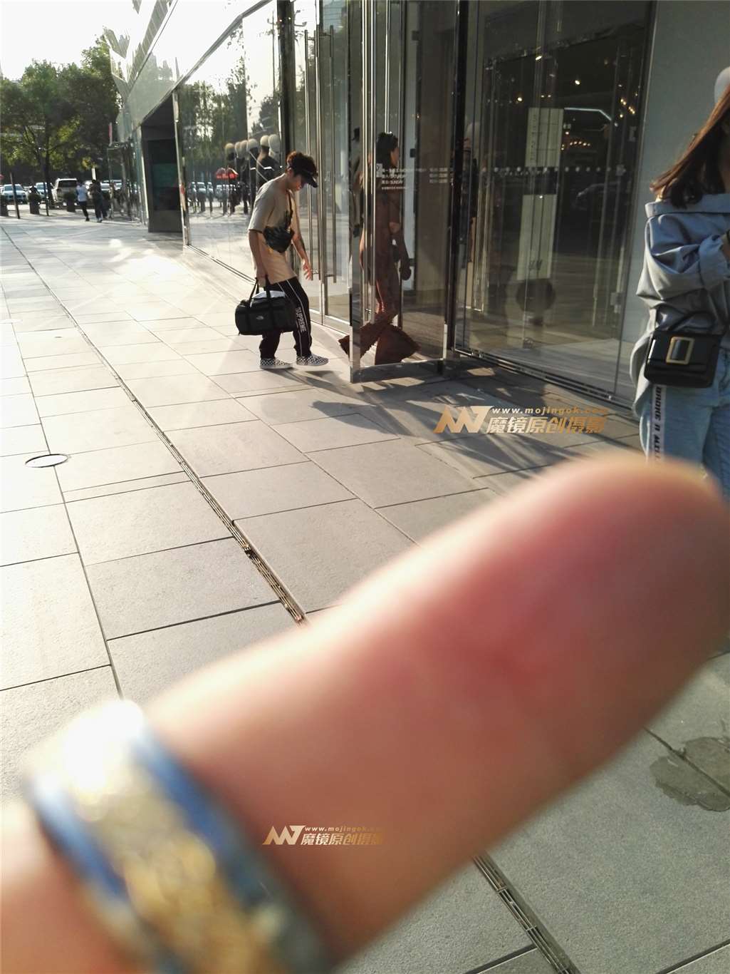 图片[3]-棕色连体紧身裤美女-街拍流行馆