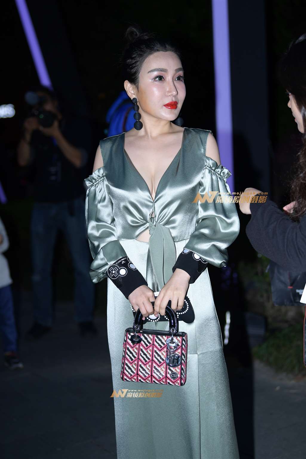 图片[3]-夜拍美胸贵妇-街拍流行馆