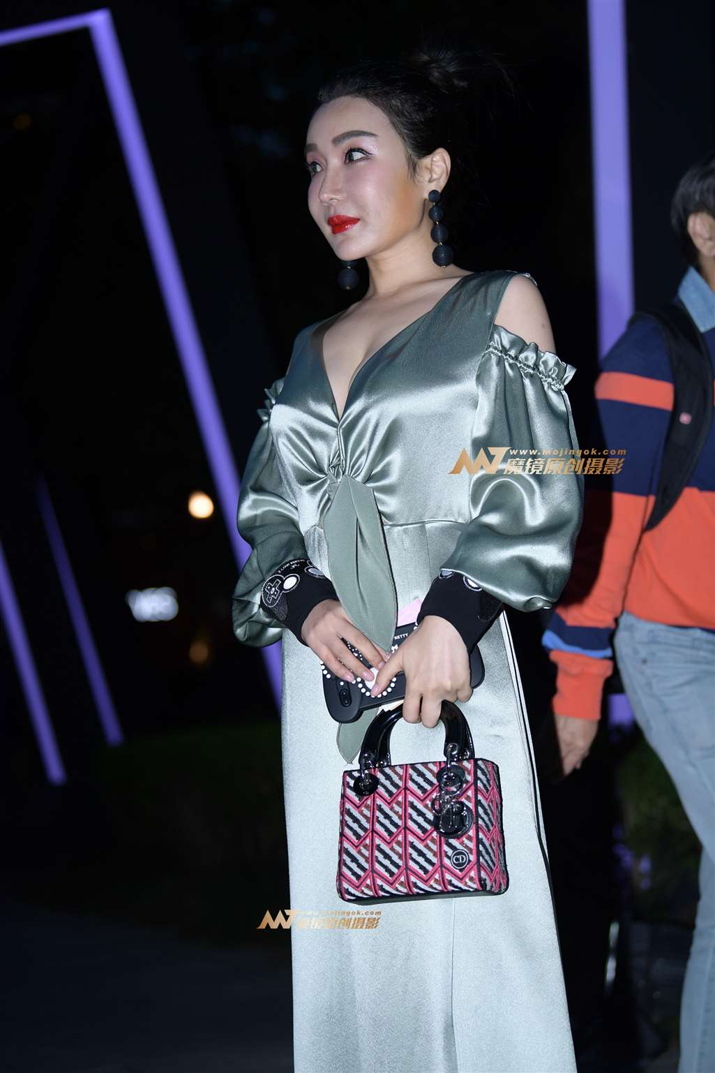 图片[5]-夜拍美胸贵妇-街拍流行馆