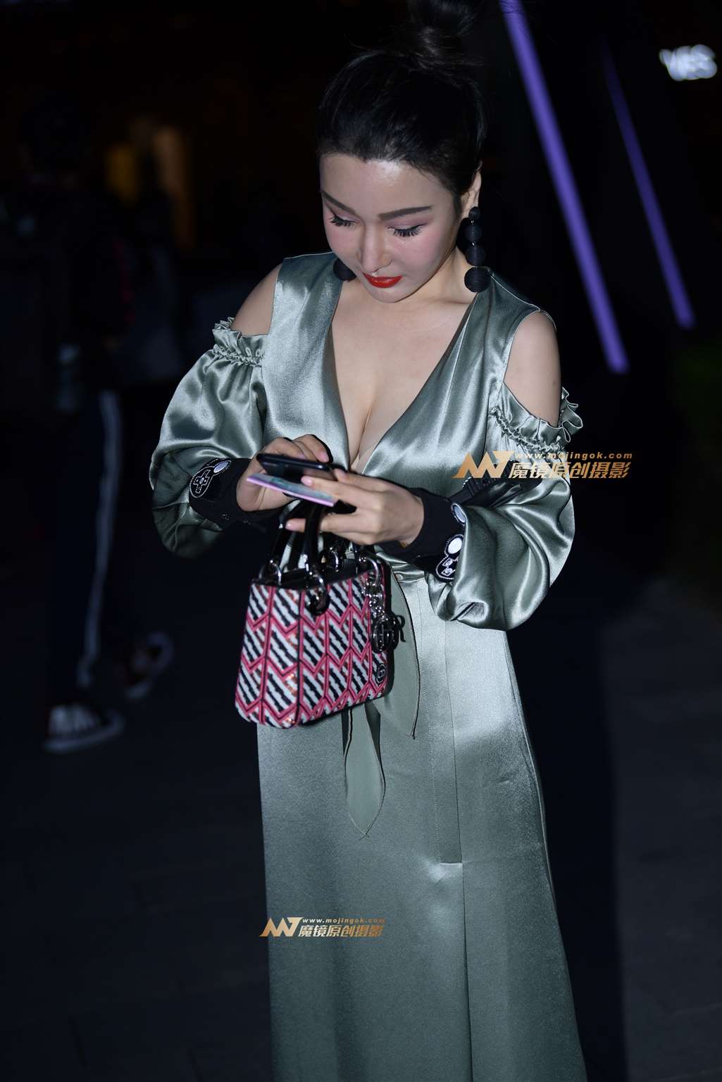 图片[1]-夜拍美胸贵妇-街拍流行馆