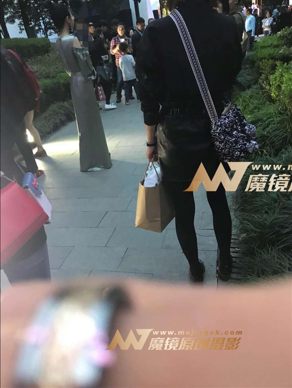 图片[2]-夜拍美胸贵妇-街拍流行馆