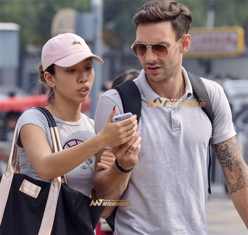 图片[1]-粉色健美裤性感美臀-街拍流行馆