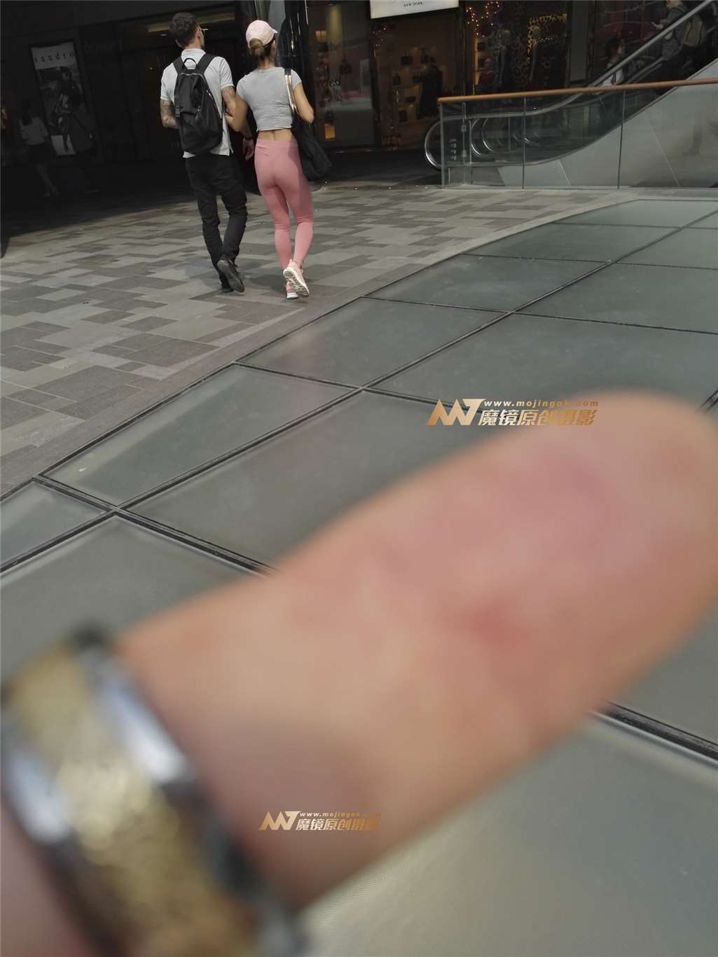 图片[3]-粉色健美裤性感美臀-街拍流行馆