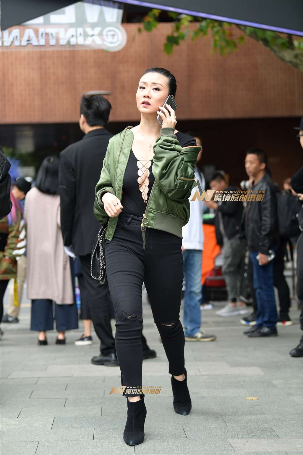 图片[3]-V领镂空美乳少妇-流行馆