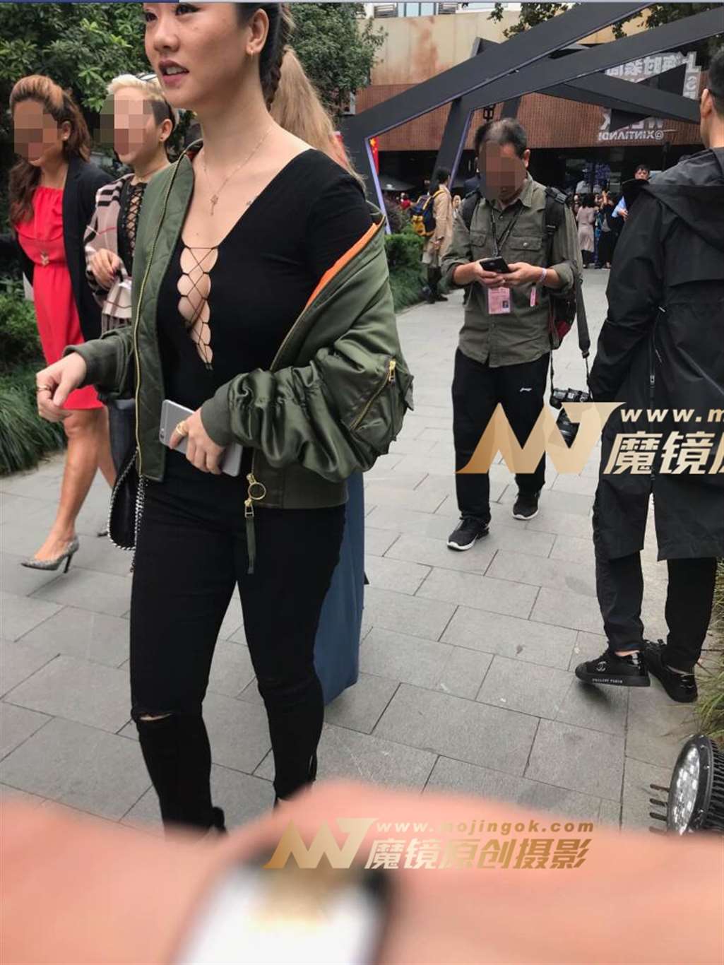 图片[2]-V领镂空美乳少妇-流行馆