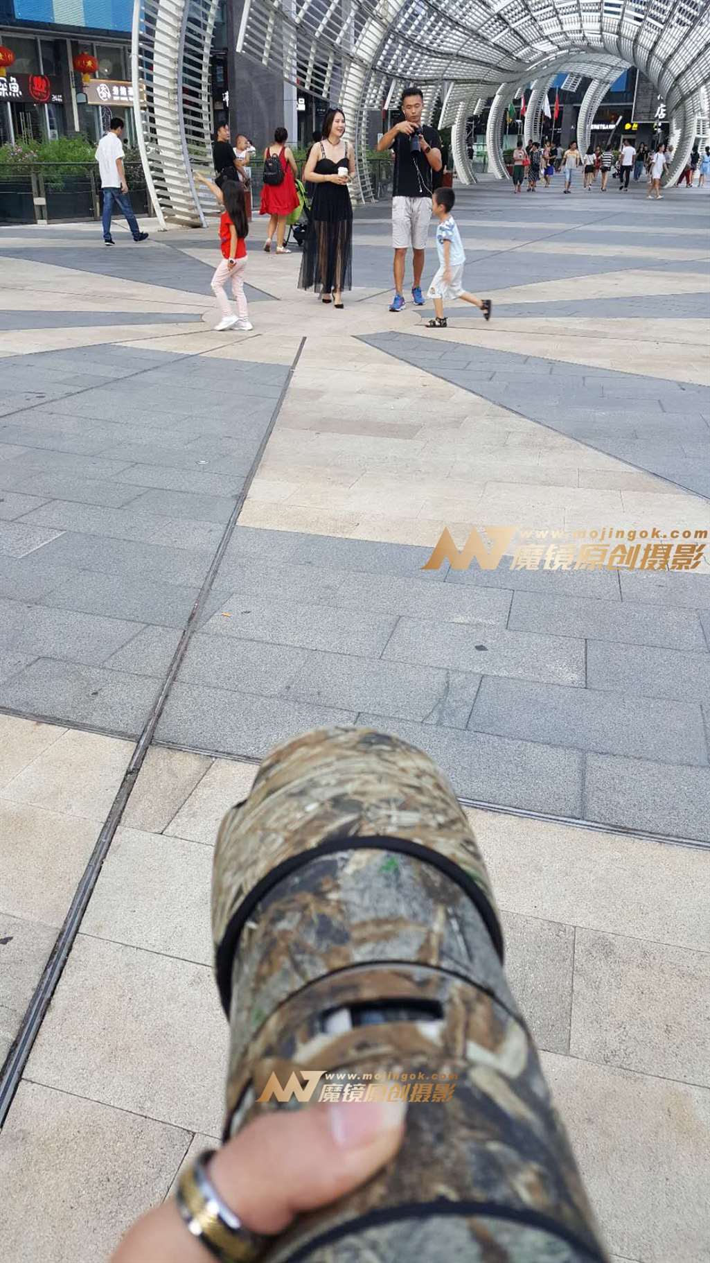 图片[3]-风韵的美女，性感 低胸吊带 蕾丝裙-街拍流行馆