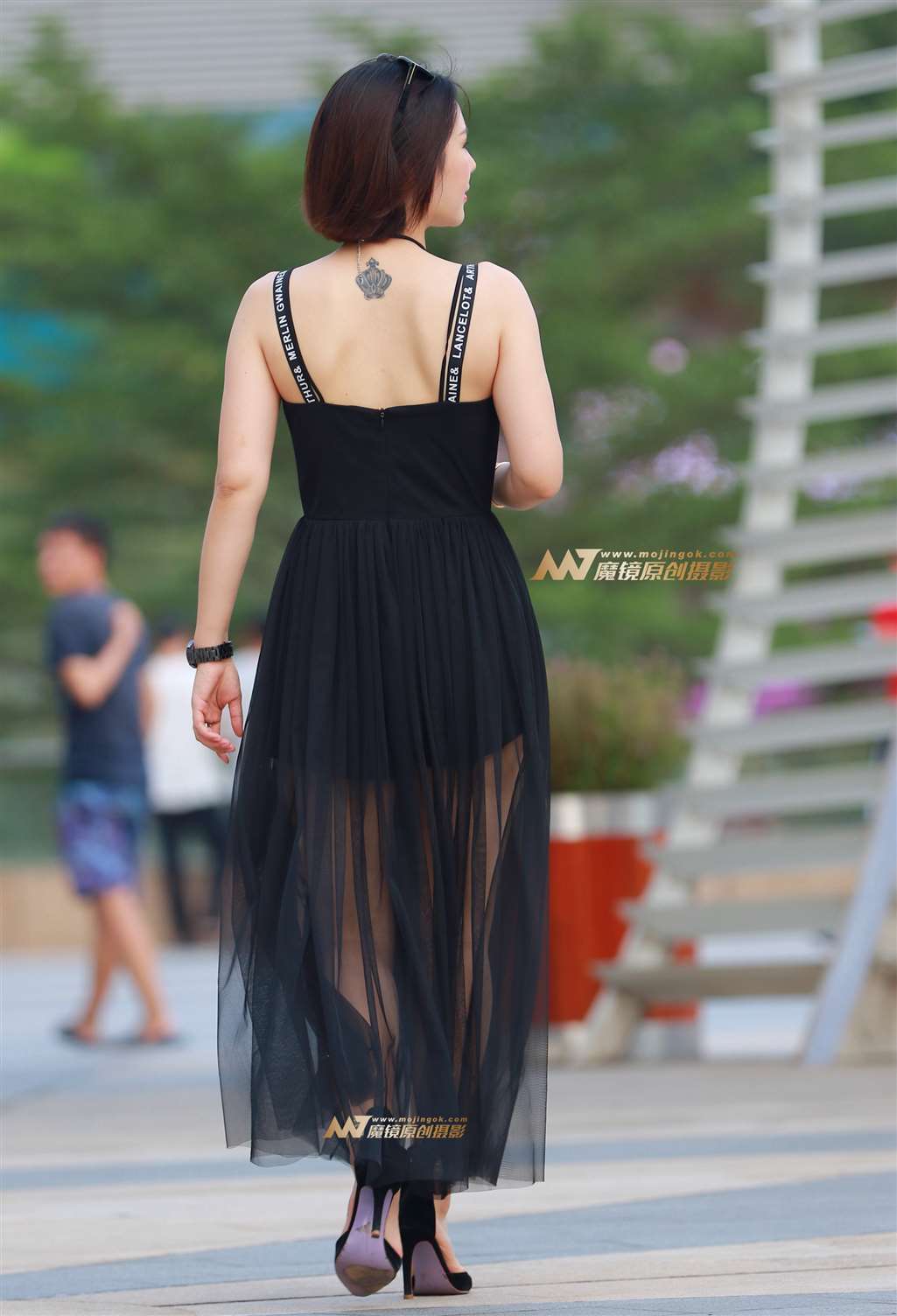 图片[2]-风韵的美女，性感 低胸吊带 蕾丝裙-街拍流行馆