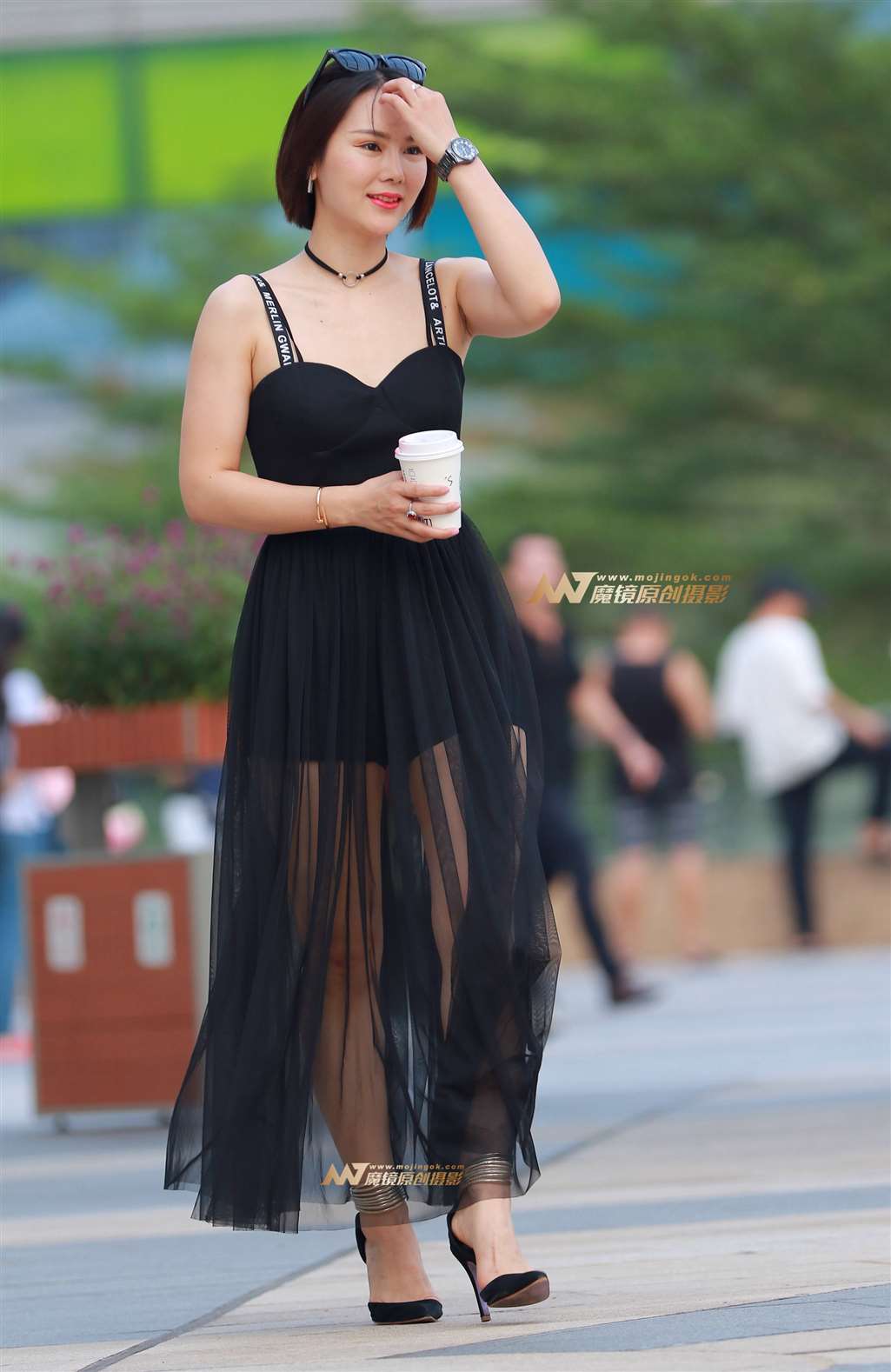 图片[4]-风韵的美女，性感 低胸吊带 蕾丝裙-街拍流行馆