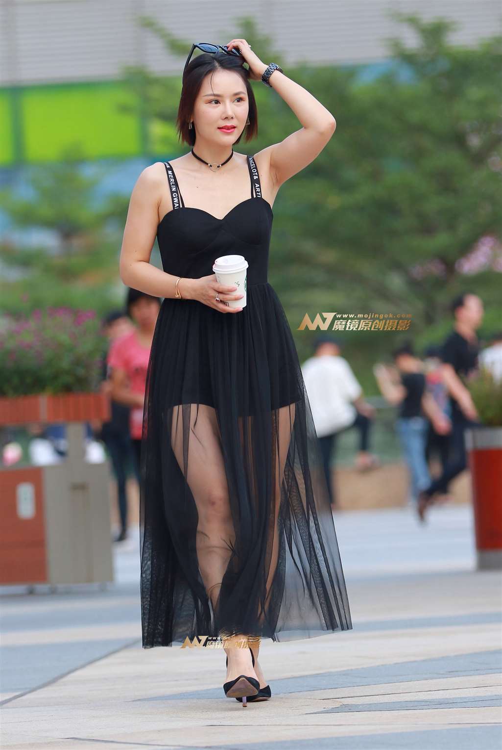 图片[1]-风韵的美女，性感 低胸吊带 蕾丝裙-街拍流行馆