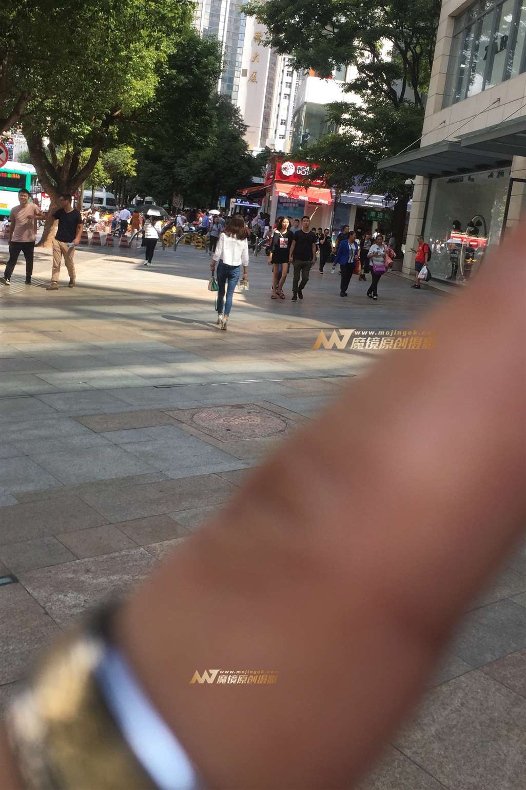 图片[2]-爱笑的妹子身材不会差-街拍流行馆