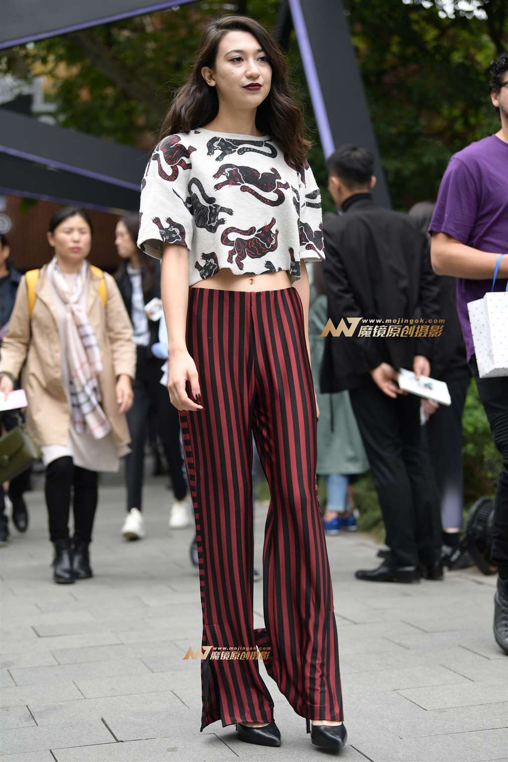 图片[3]-高挑红裤翘臀美女-街拍流行馆