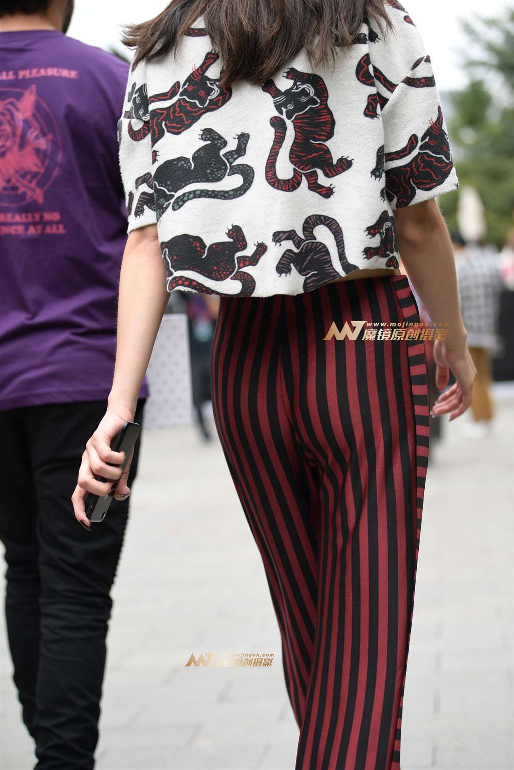 图片[5]-高挑红裤翘臀美女-街拍流行馆