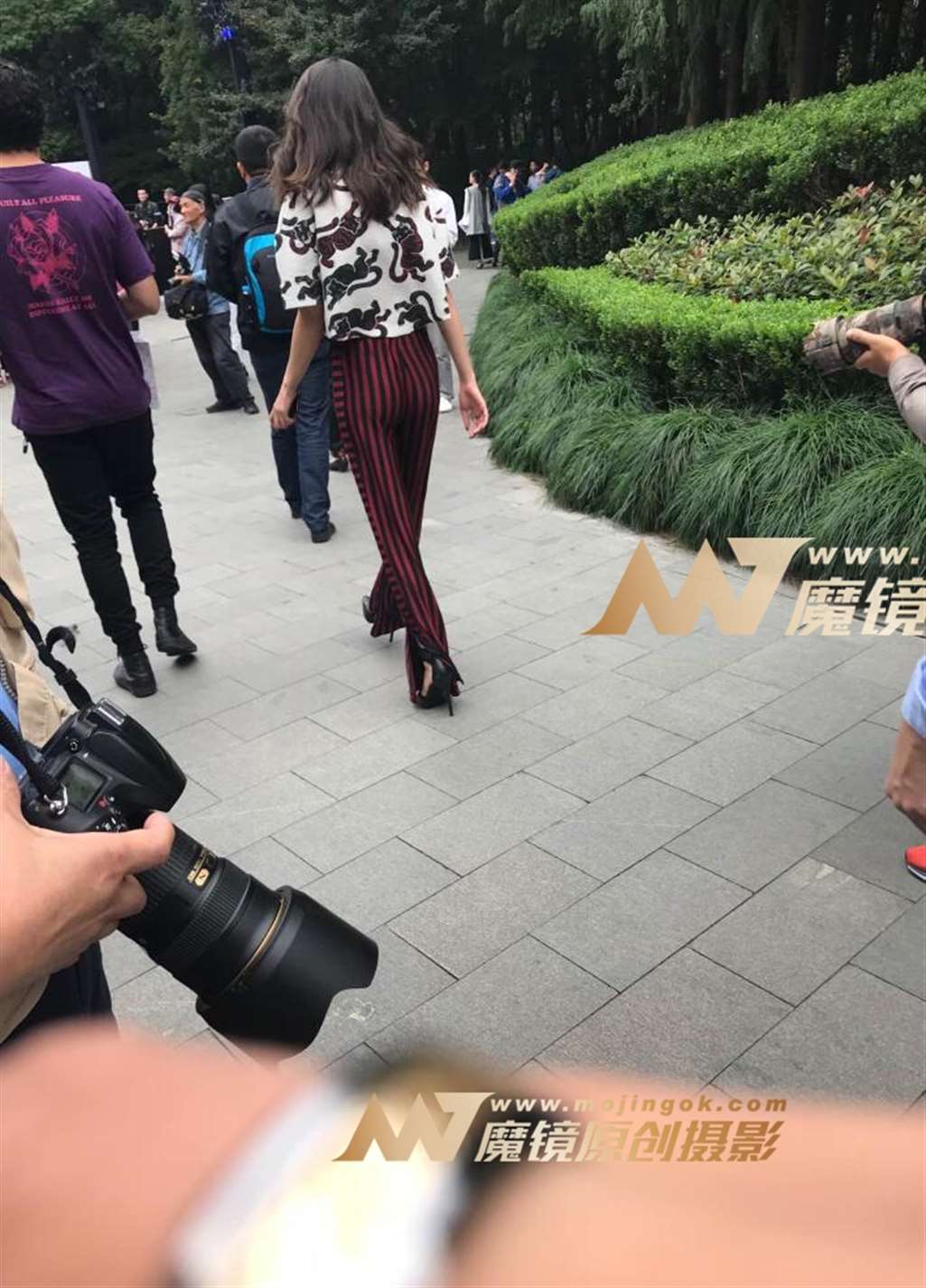 图片[2]-高挑红裤翘臀美女-街拍流行馆