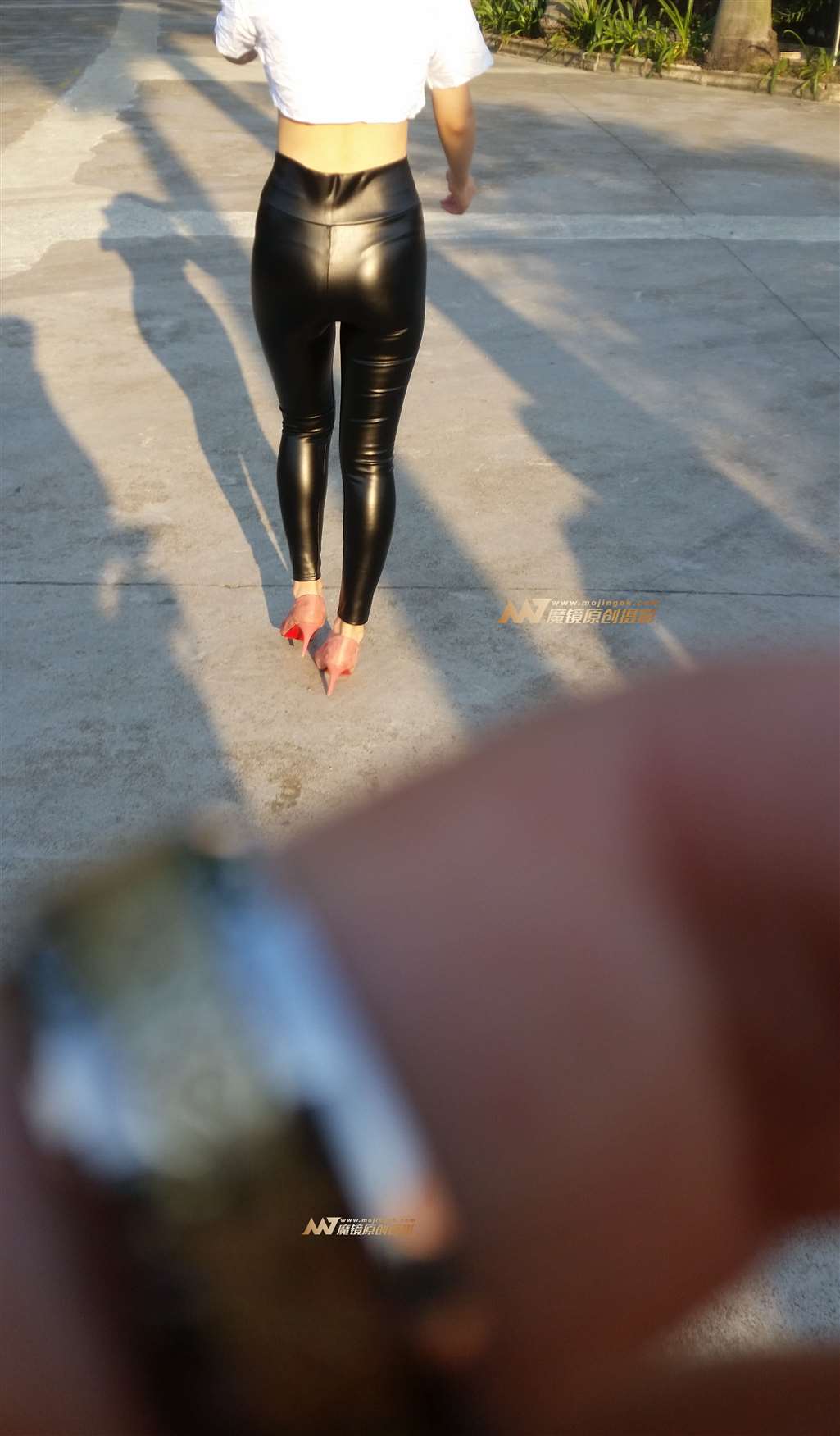 图片[3]-居家美女的极品紧身黑皮裤-街拍流行馆