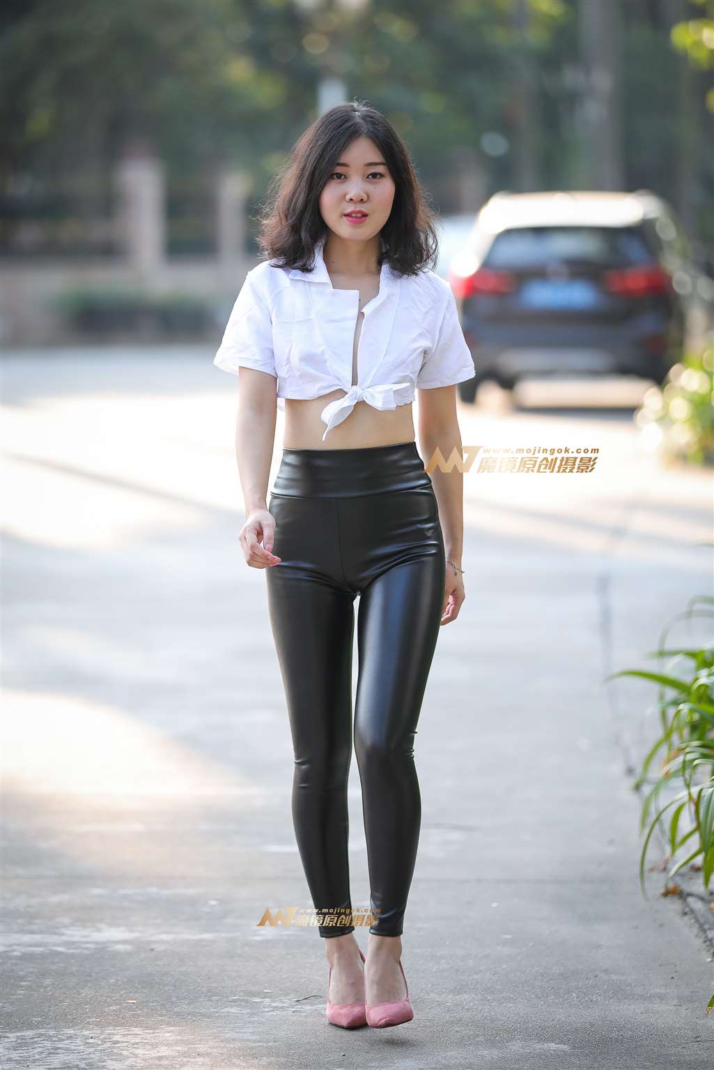 图片[4]-居家美女的极品紧身黑皮裤-街拍流行馆