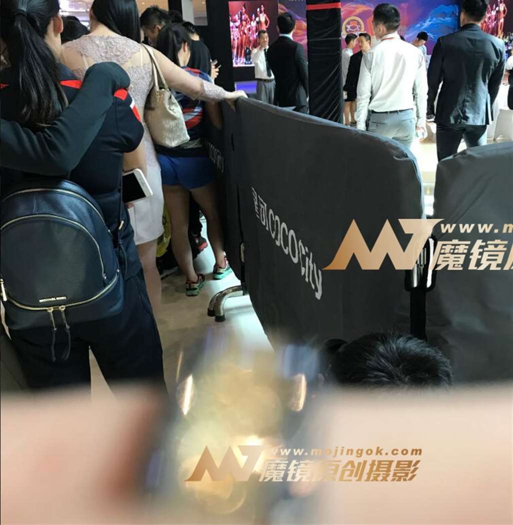图片[2]-紧身蓝热裤MM-街拍流行馆