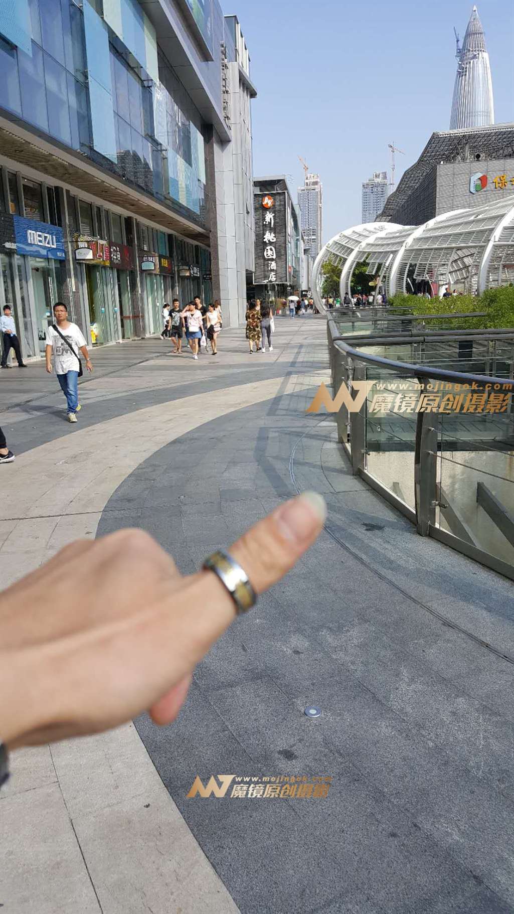 图片[3]-诱人性感小T内 圆臀 紧身裤美眉-街拍流行馆