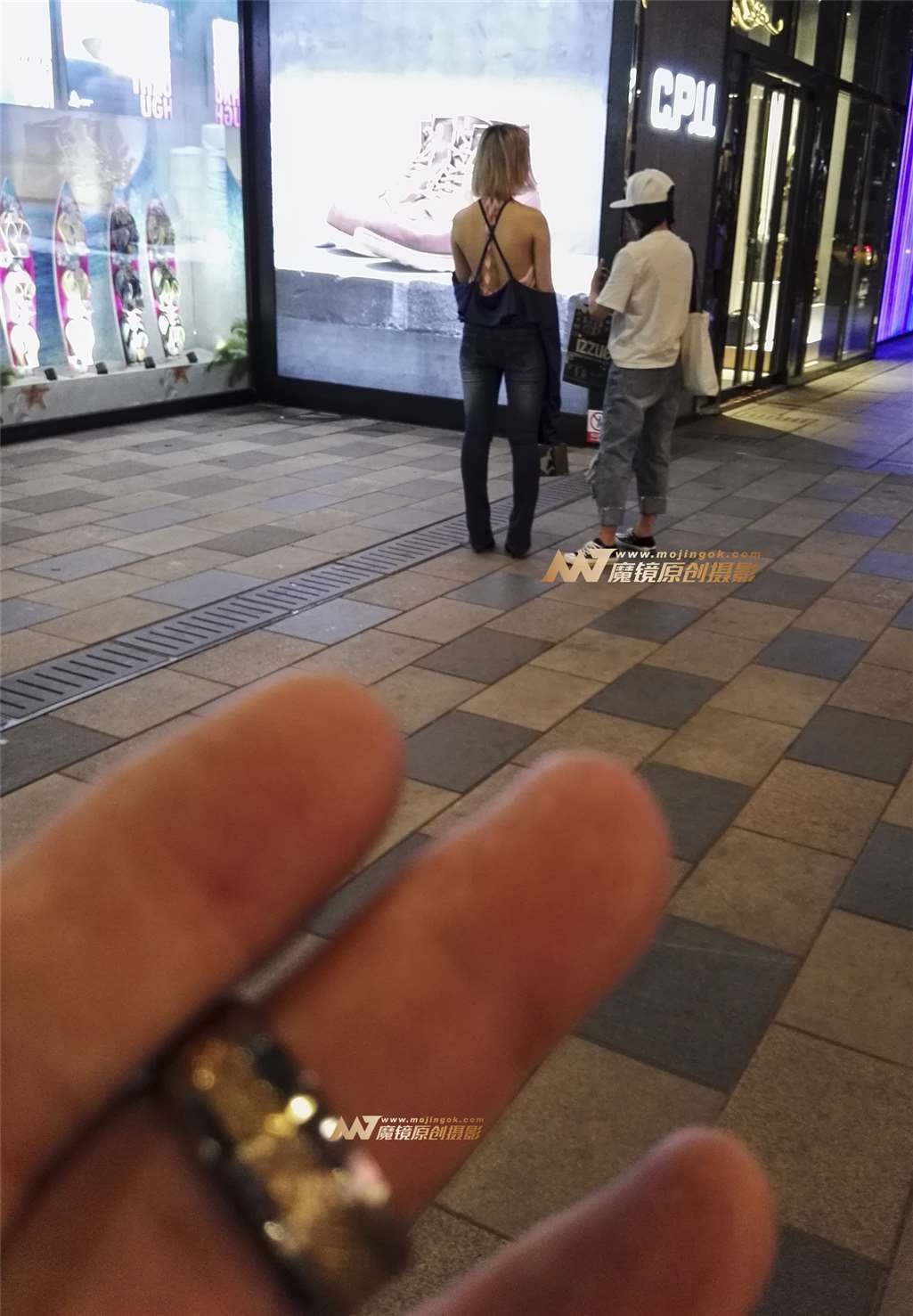 图片[3]-夜拍美胸艳女-街拍流行馆