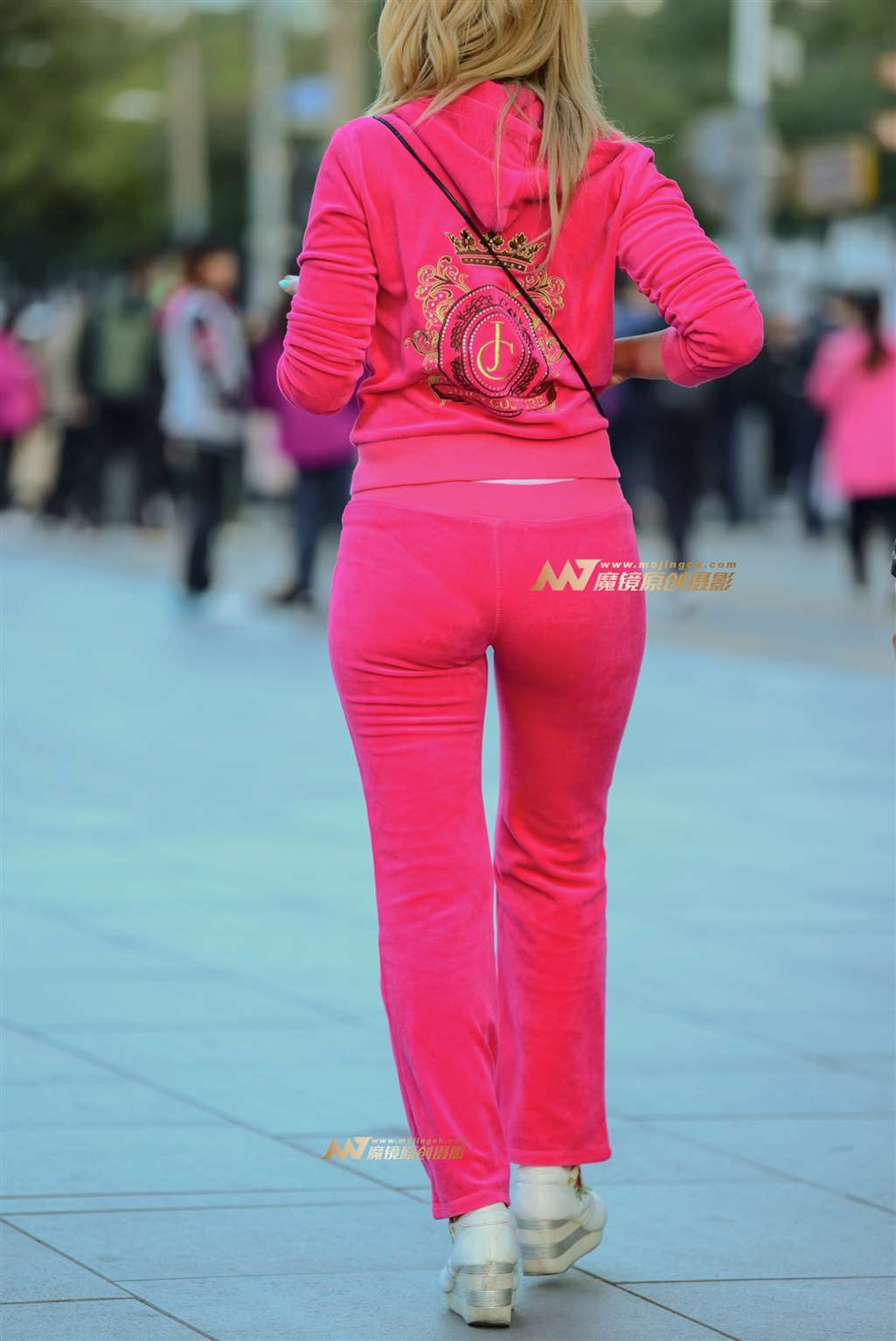 图片[2]-套装 丰臀 洋少妇-街拍流行馆
