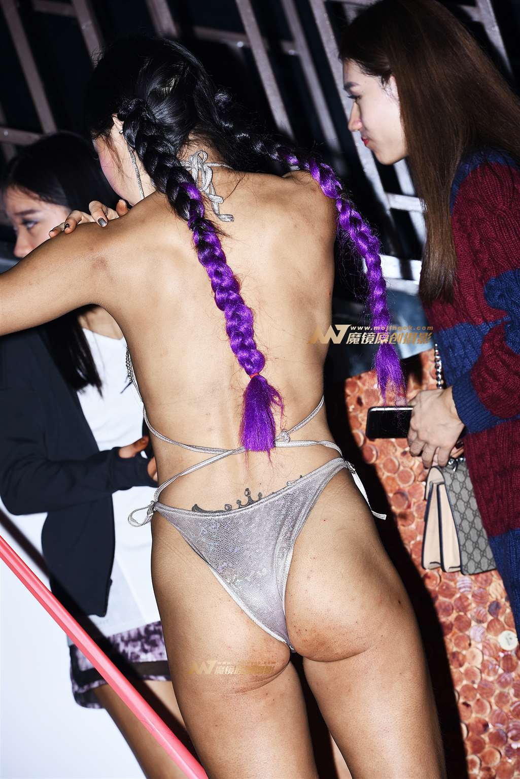 图片[5]-美臀大赛马尾辫银色比基尼美女-街拍流行馆