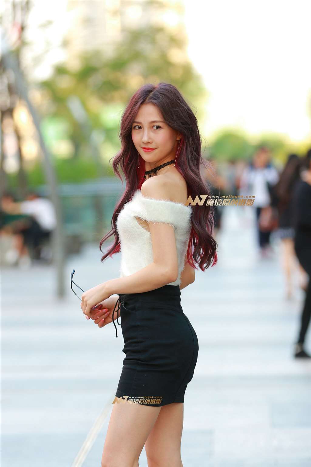 图片[1]-性感一字肩 美腿 翘臀 美女-街拍流行馆