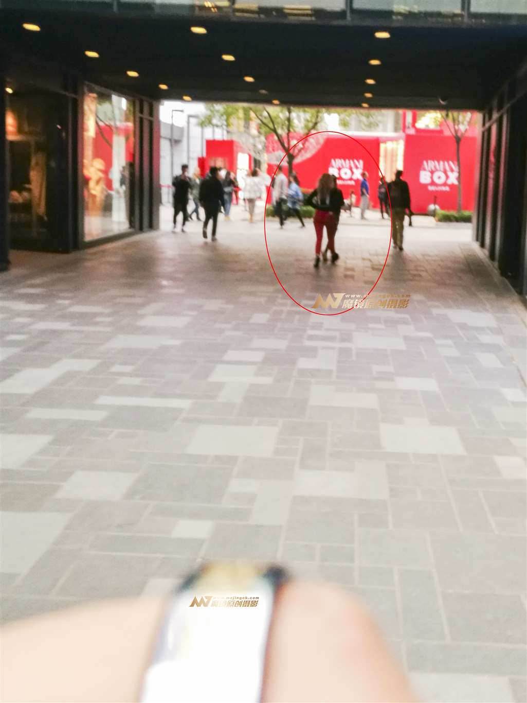 图片[3]-迷彩紧身 混血美女 小翘臀-街拍流行馆