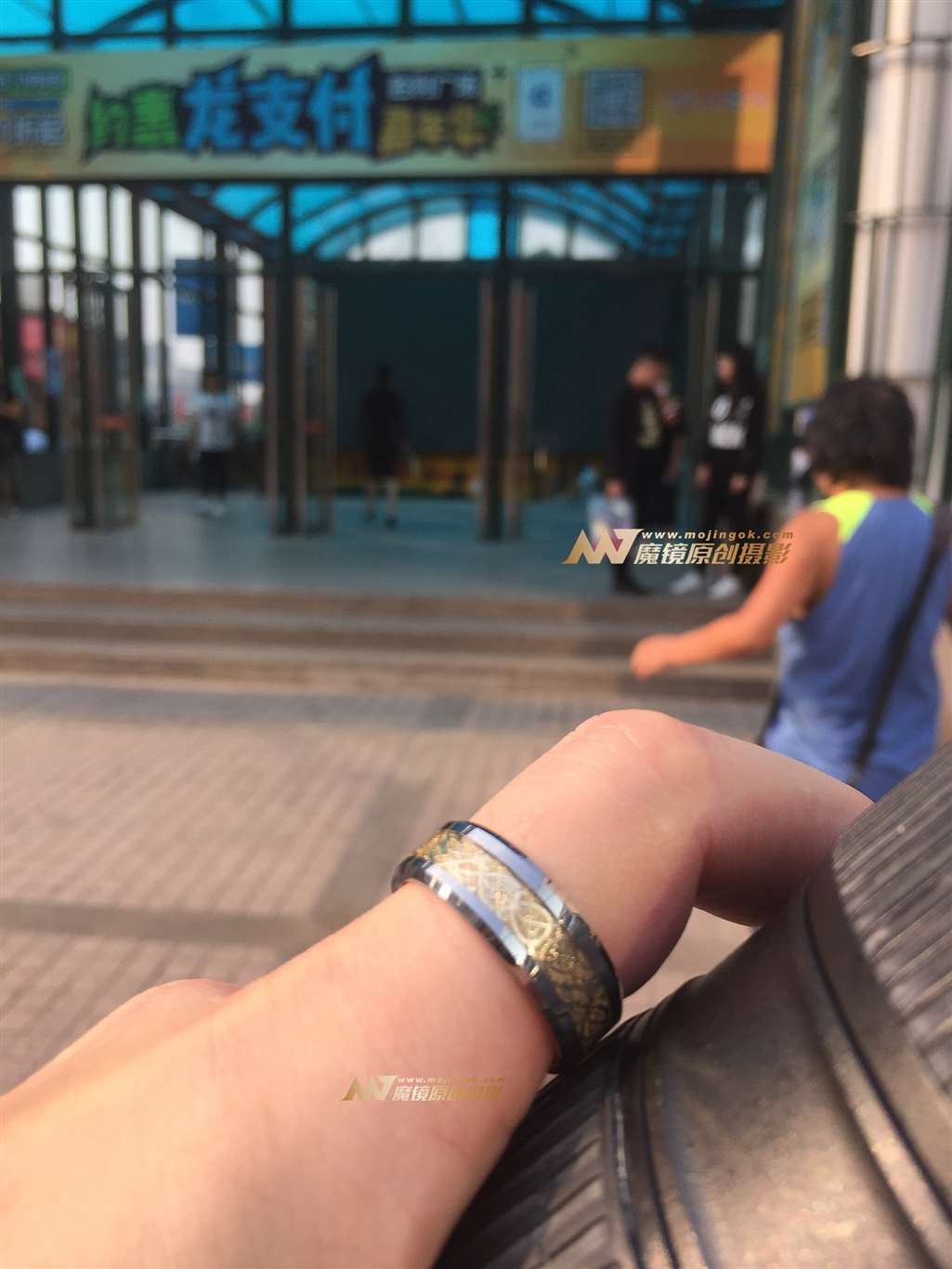 图片[3]-薄透贴身裙 内痕凸显-街拍流行馆