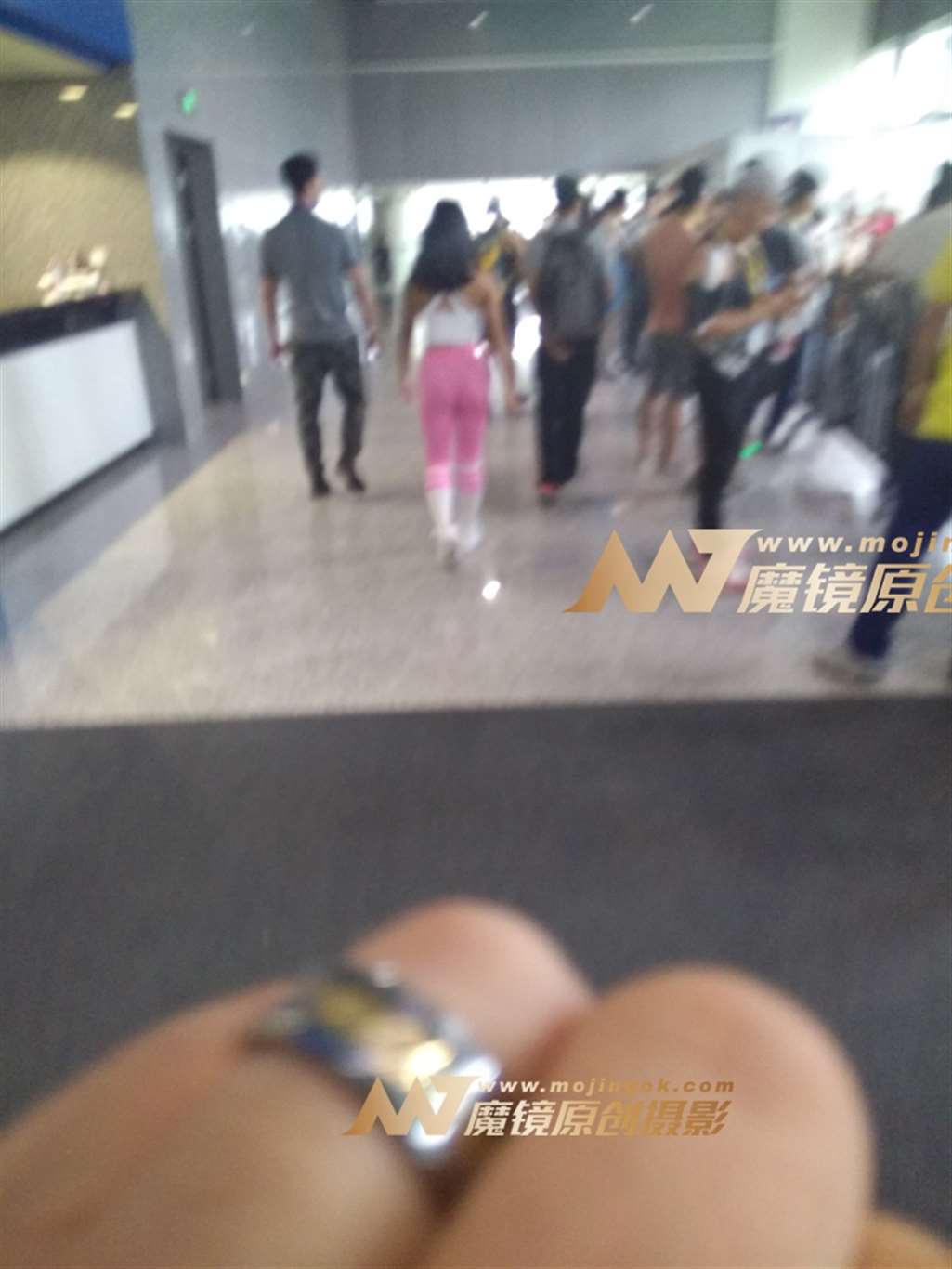 图片[3]-鲜有的粉色瑜伽裤肉臀小辣妹！-街拍流行馆