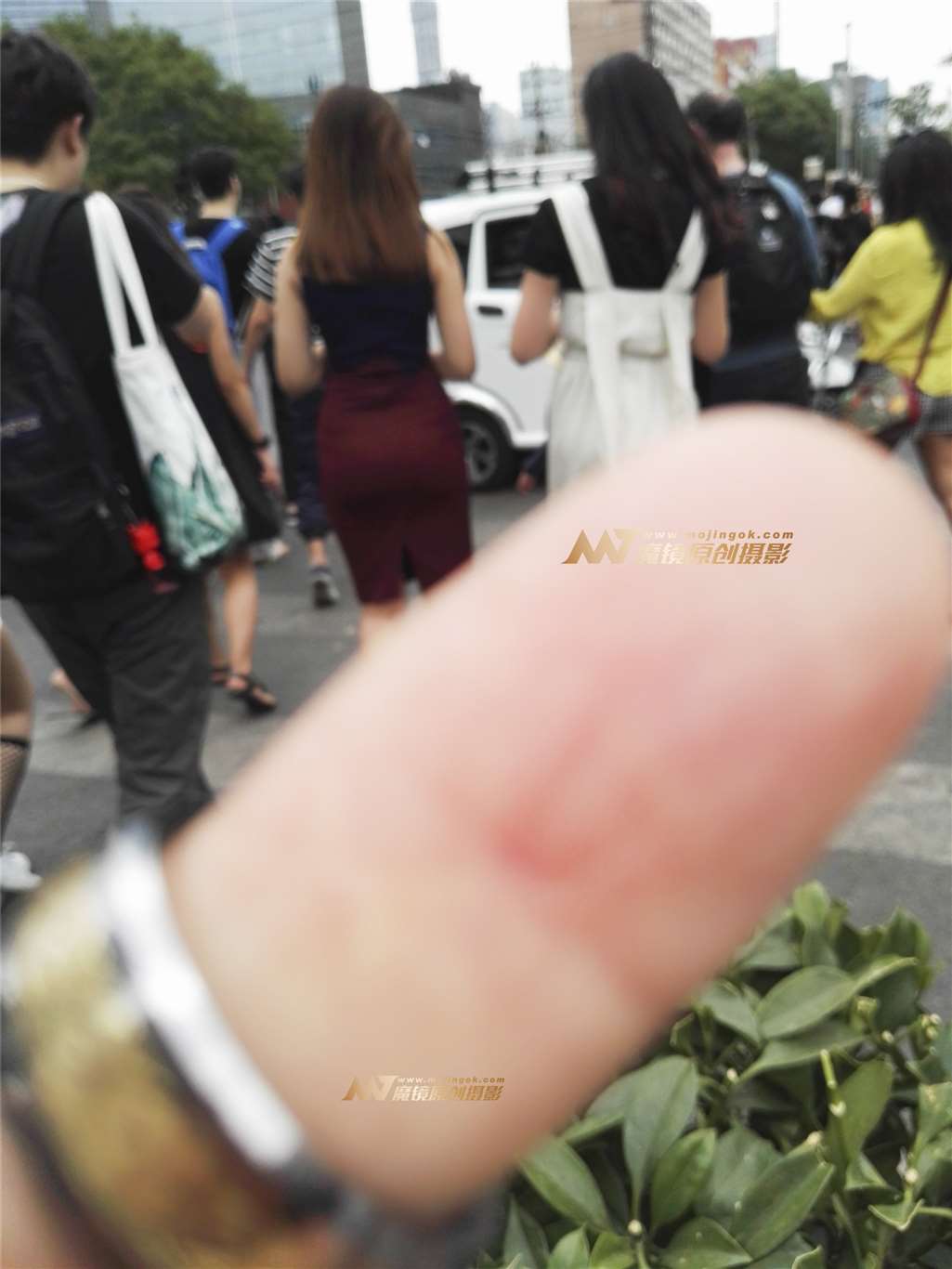 图片[3]-紧抱裙显美臀性感风骚-街拍流行馆