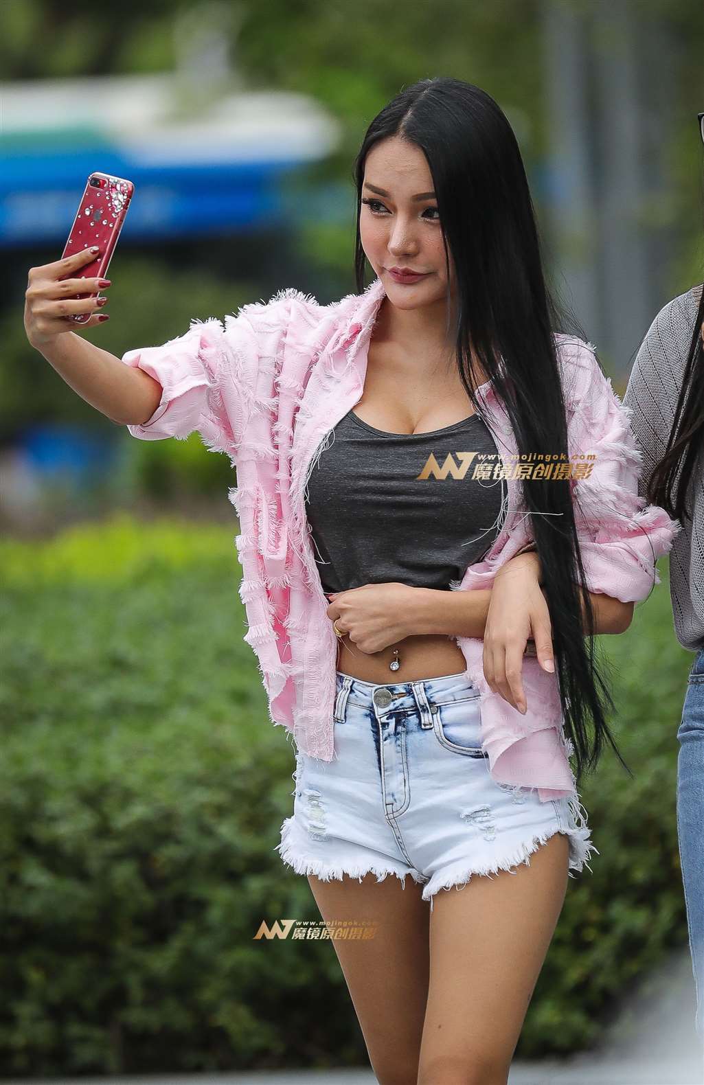 图片[1]-漂亮巨乳姐姐-街拍流行馆