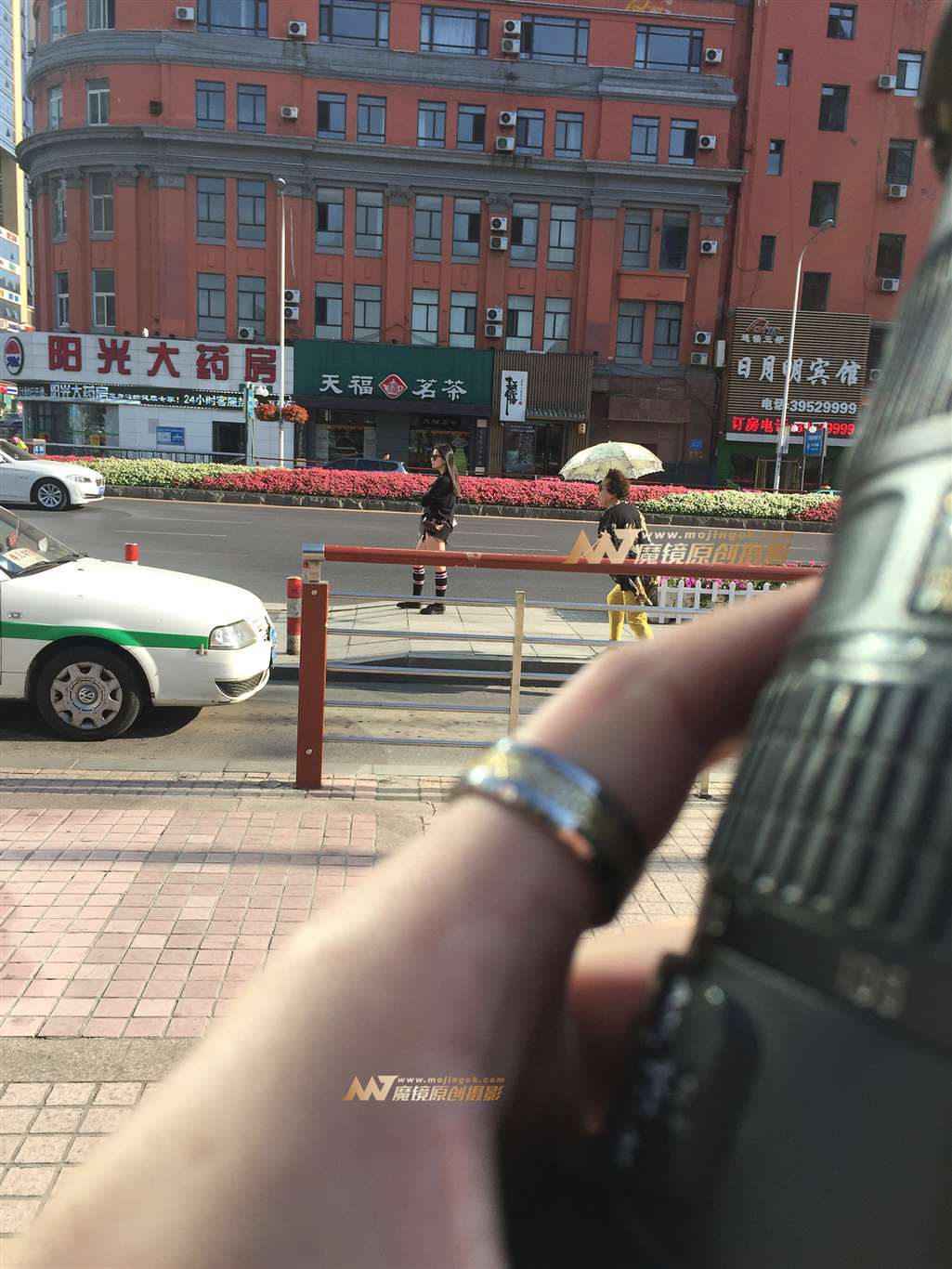 图片[2]-碎边黑热裤 等专车的气质美女-街拍流行馆