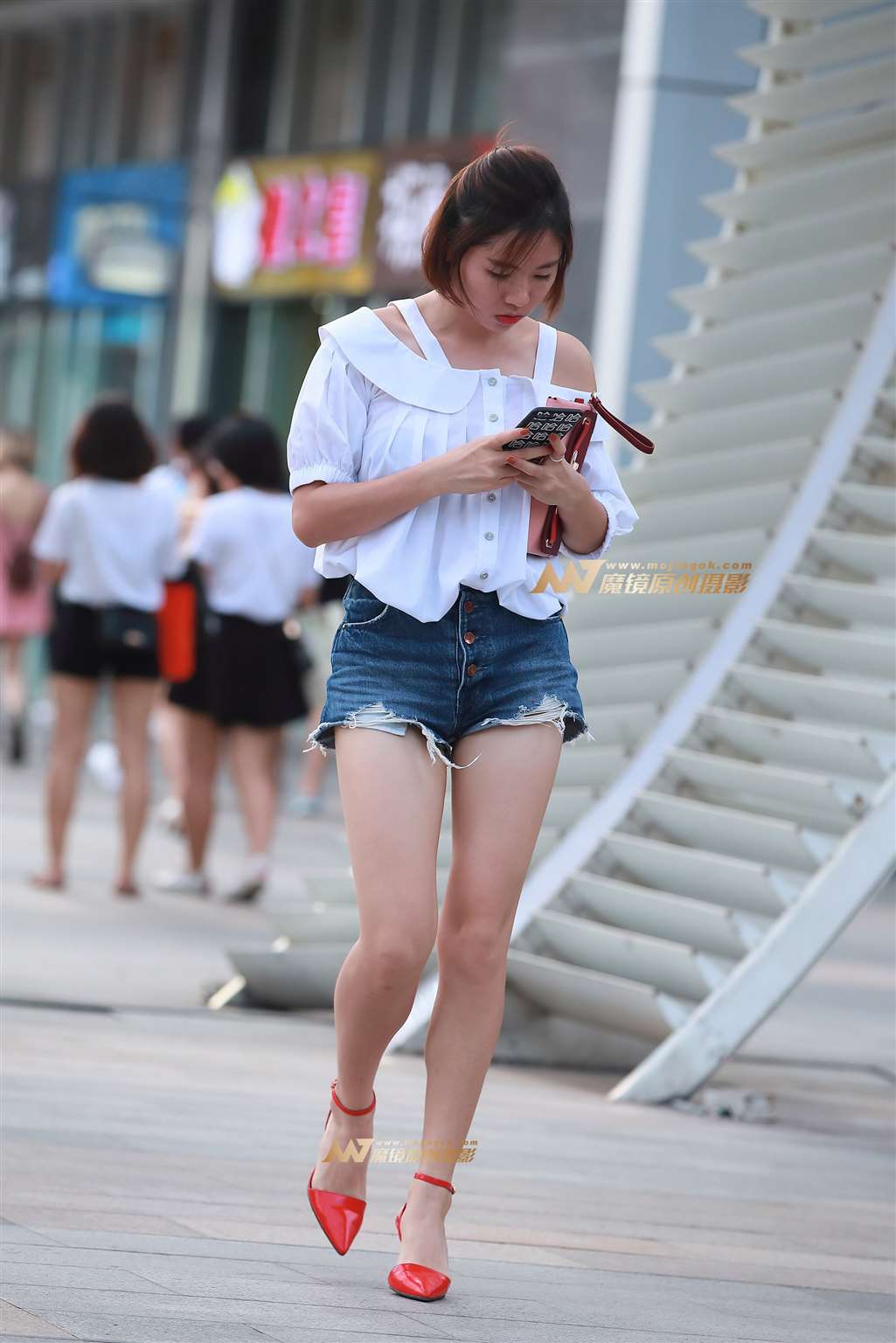 图片[1]-热裤，裸腿，凉高-街拍流行馆