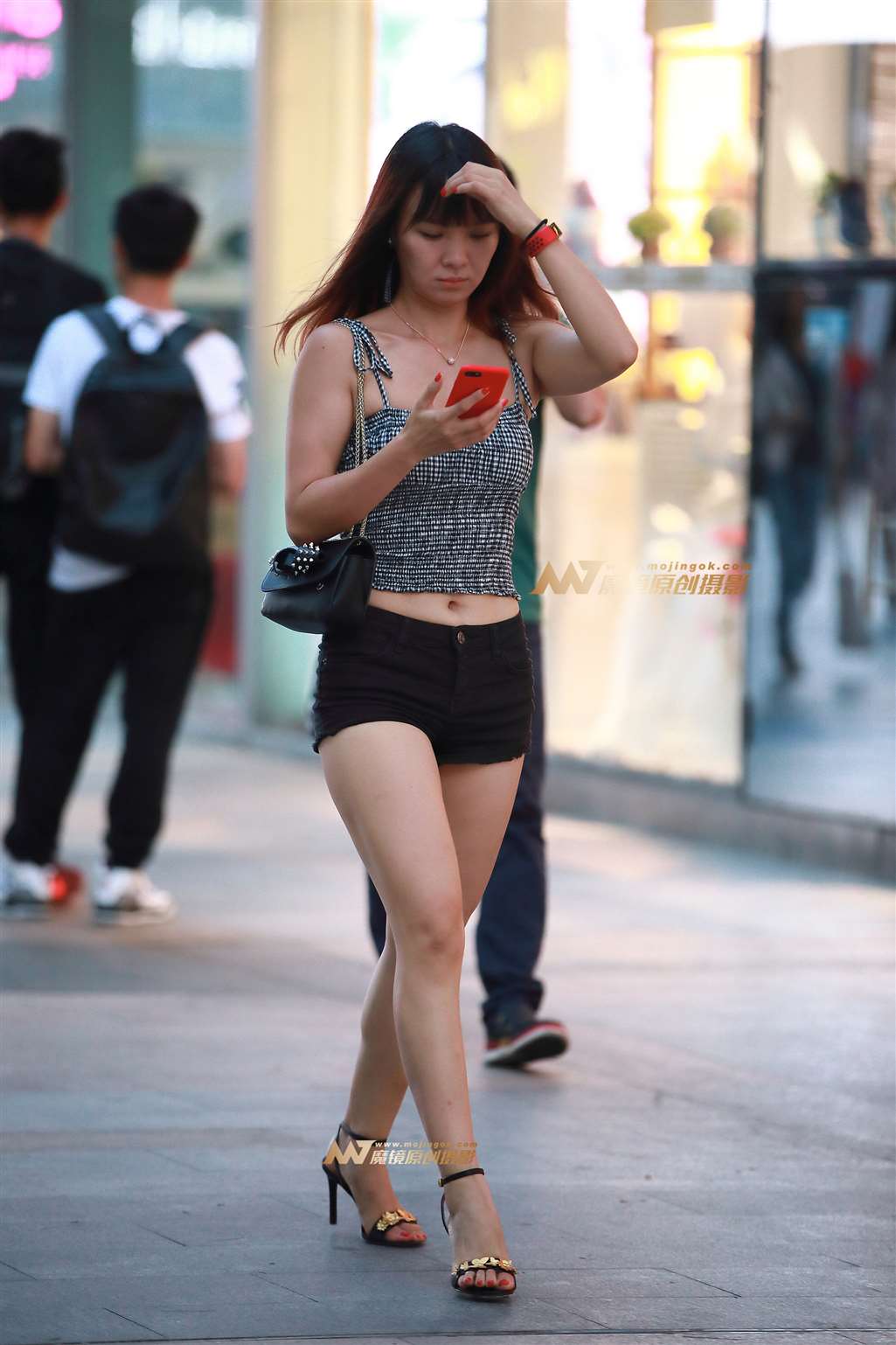 图片[1]-夜幕下的丰韵美女-街拍流行馆