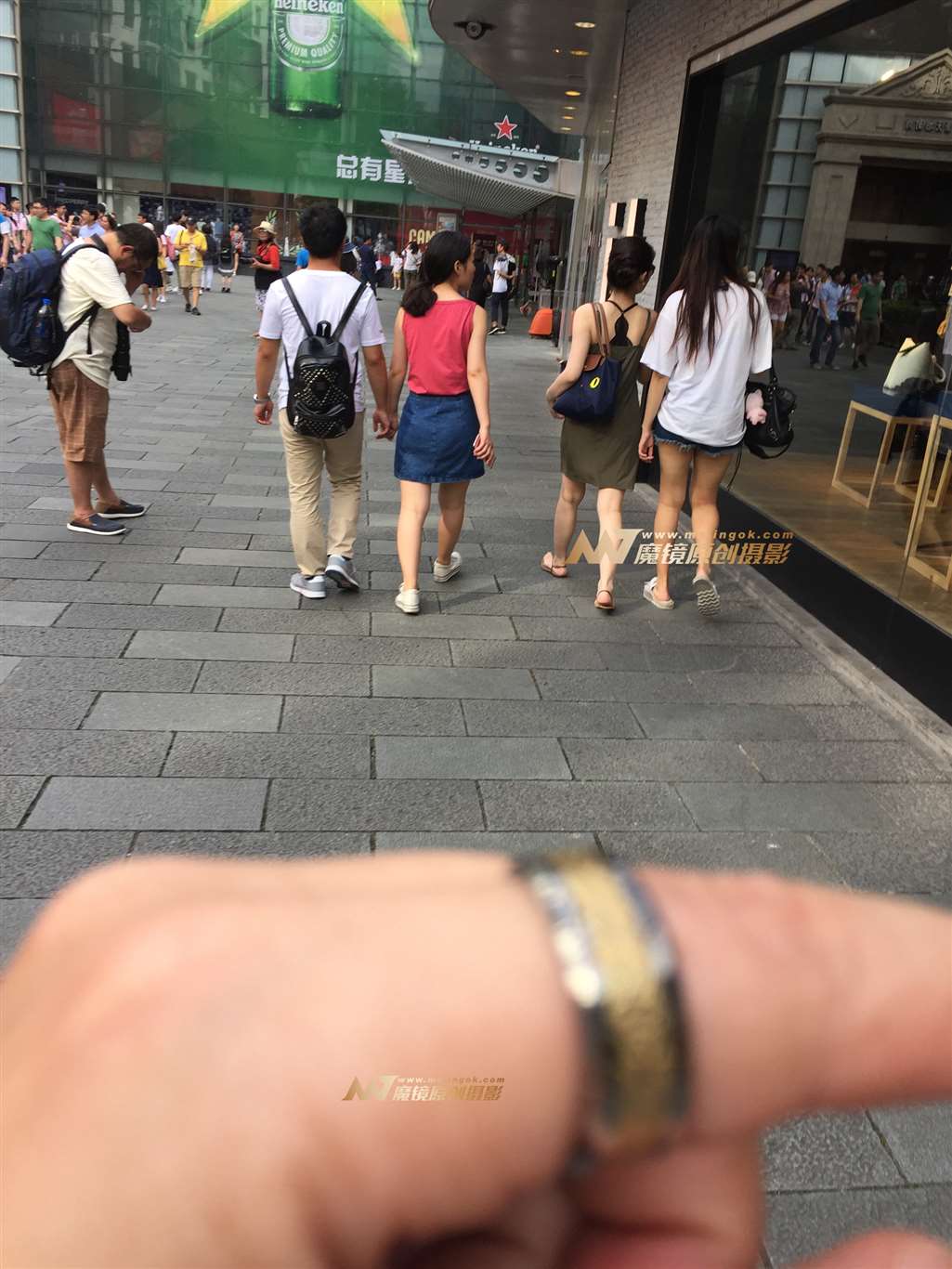 图片[3]-穿吊带裙的女孩-街拍流行馆