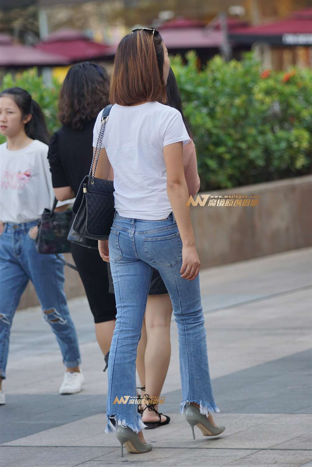 图片[1]-高挑身材随和南国美女-街拍流行馆
