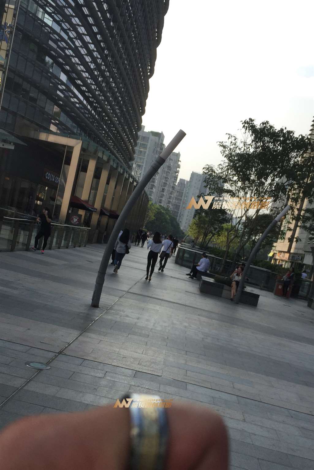 图片[2]-长腿紧身翘臀-街拍流行馆