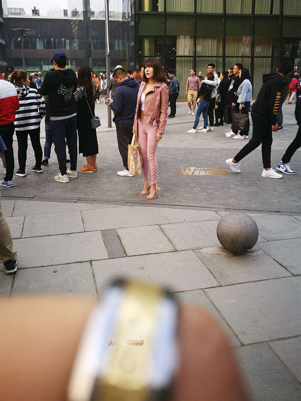 图片[3]-紧裤 小翘臀 内裤若隐若现-街拍流行馆