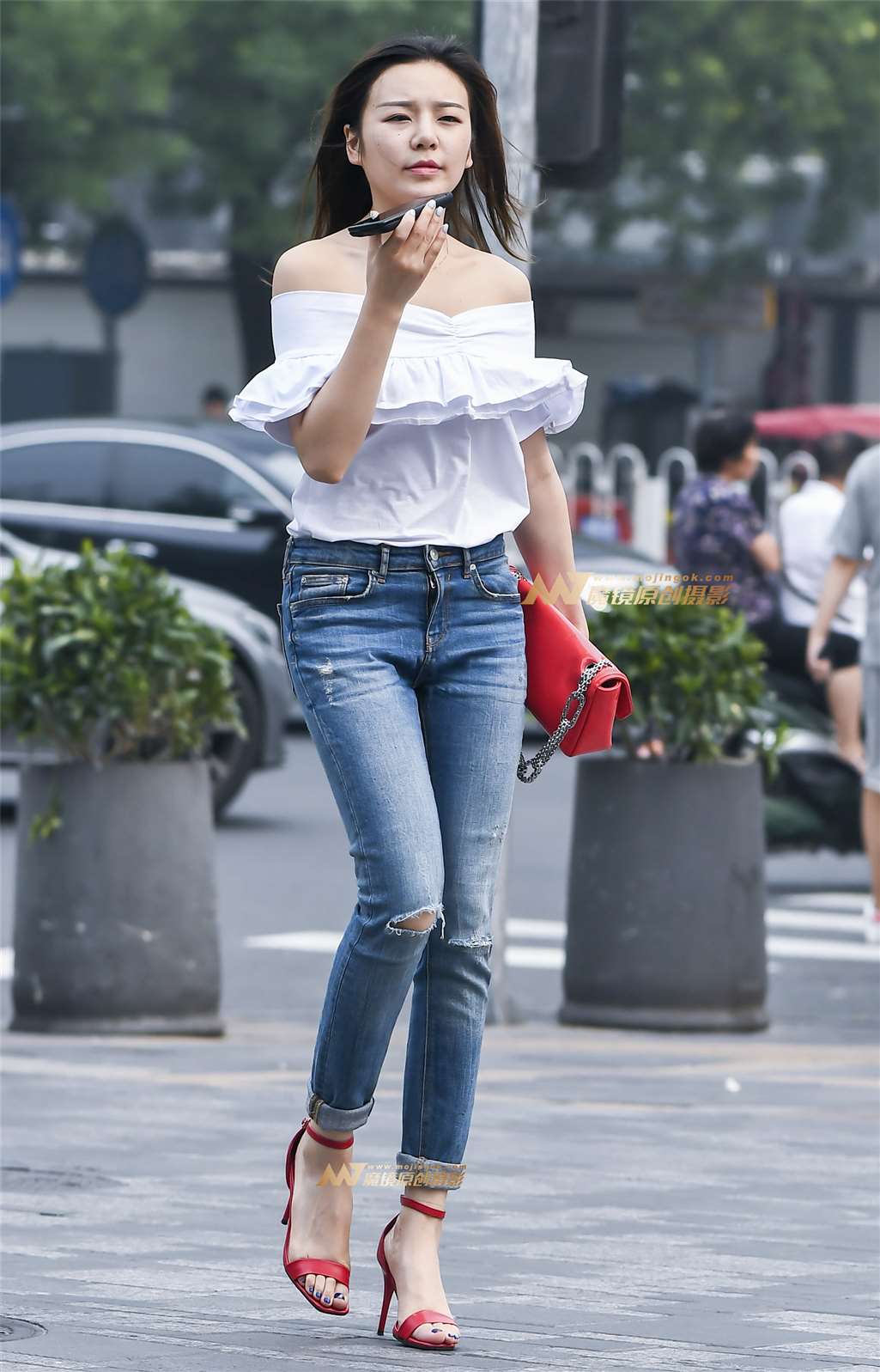 图片[1]-裸肩包臀性感美女-街拍流行馆