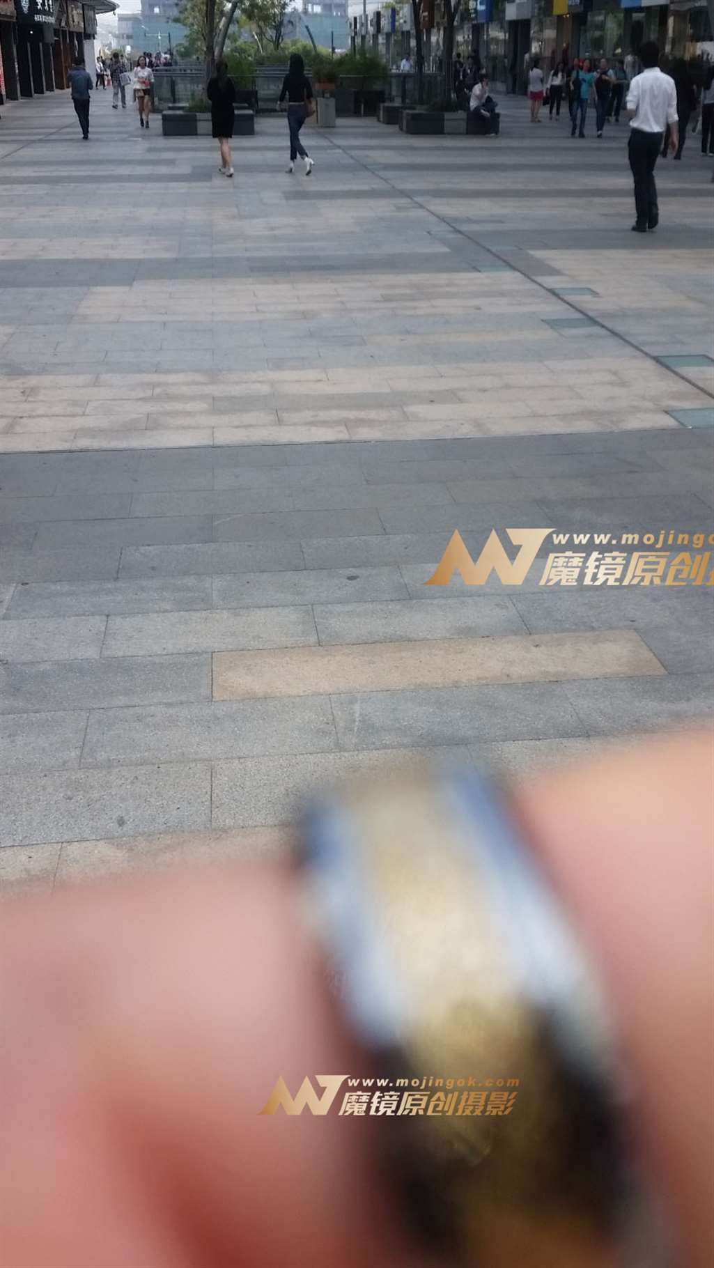 图片[3]-紧身牛仔恬静美眉-街拍流行馆