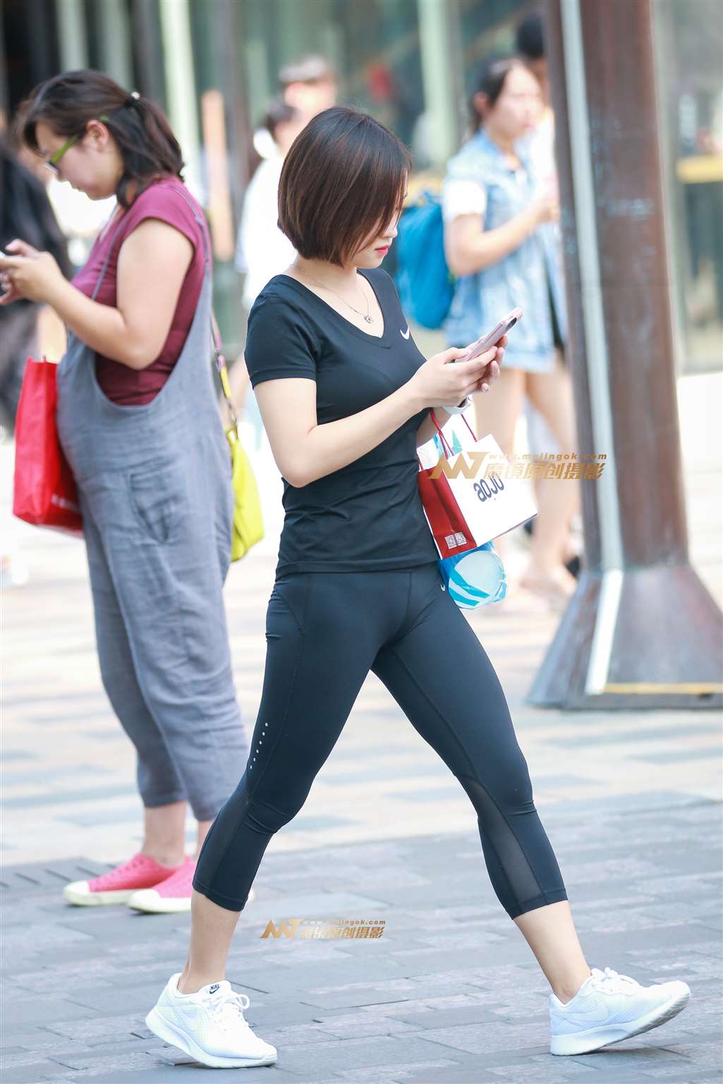 图片[1]-步调迈的开 勒痕很凸显-街拍流行馆