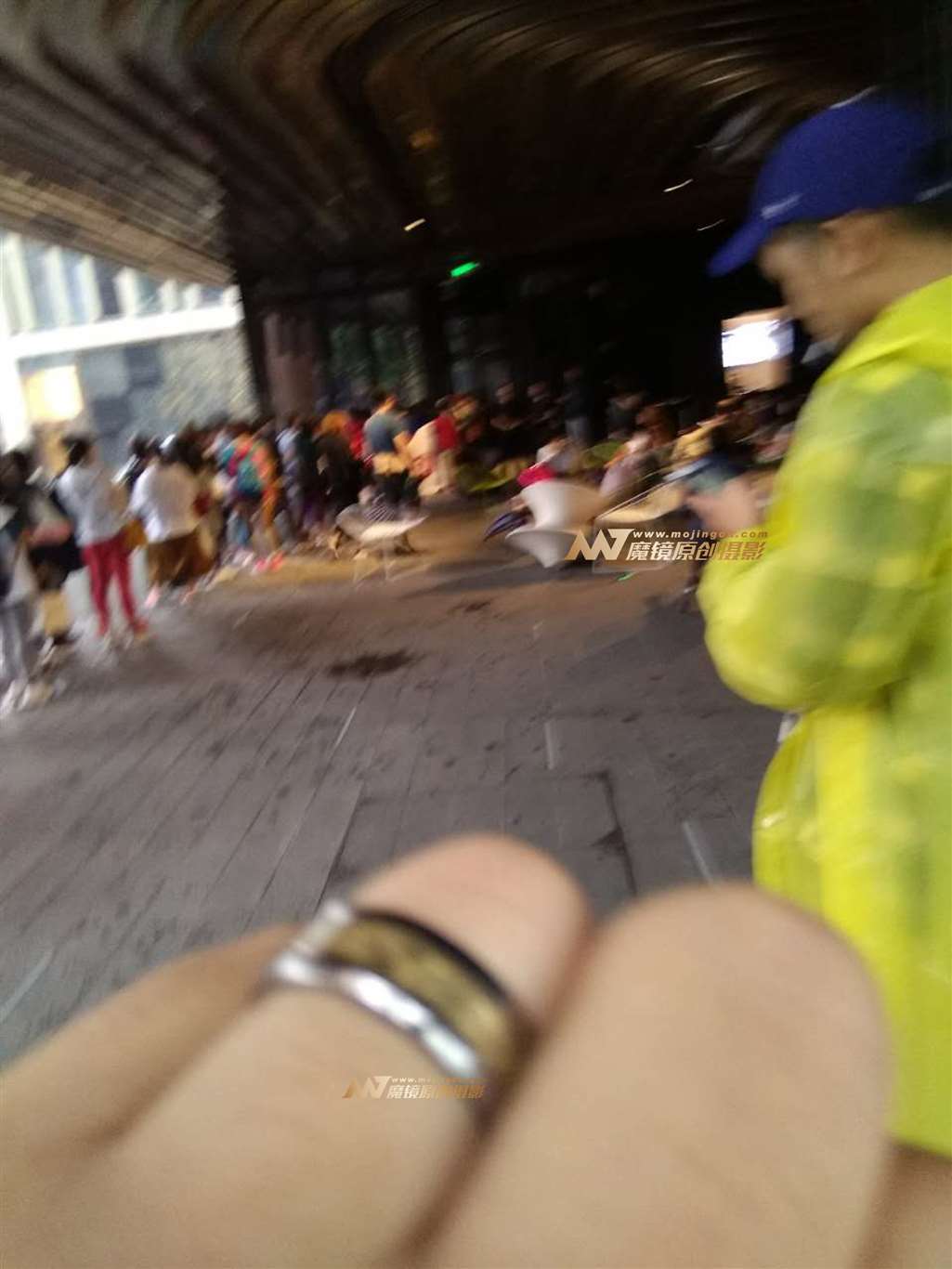 图片[3]-等待入场的少妇-街拍流行馆