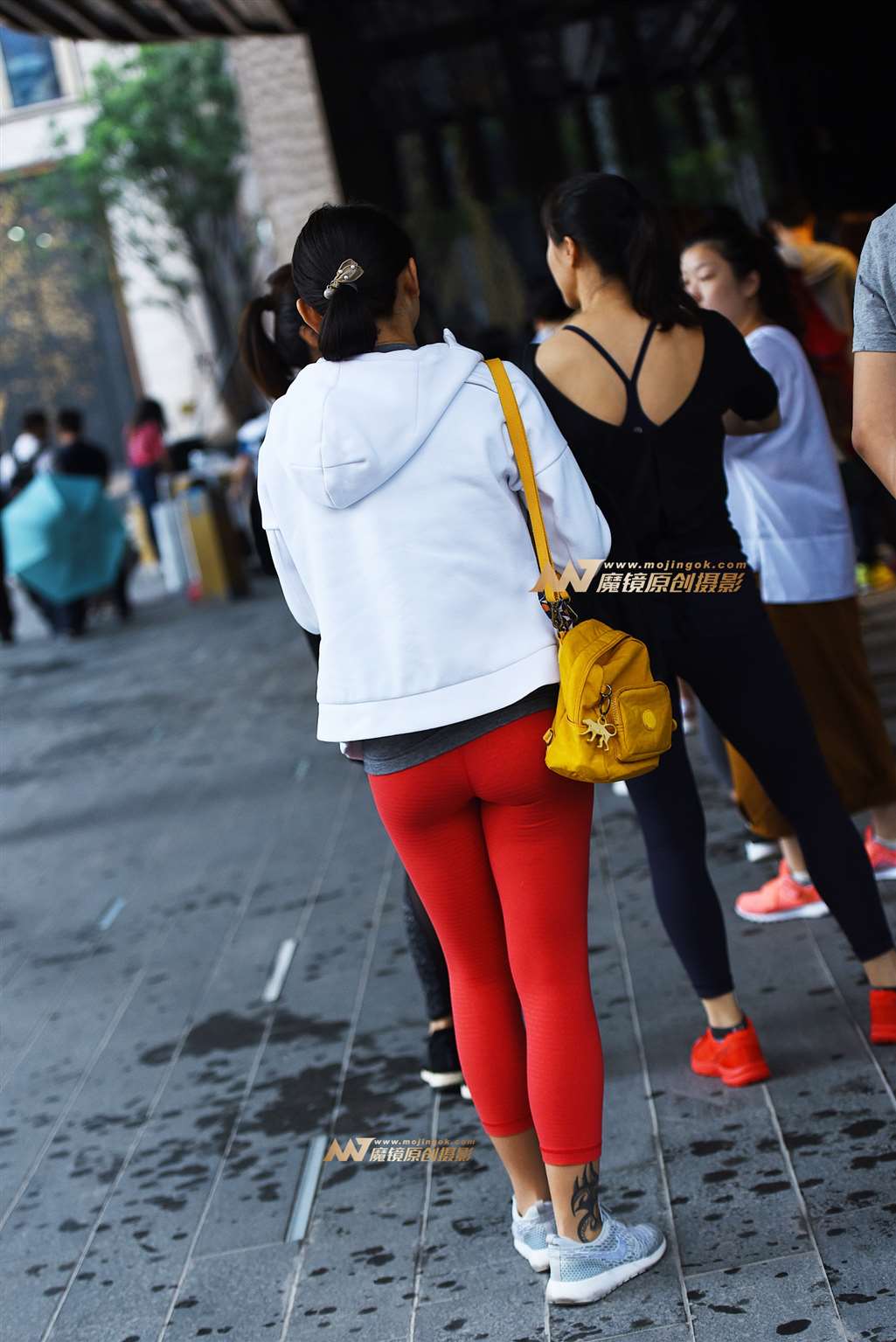 图片[4]-等待入场的少妇-街拍流行馆