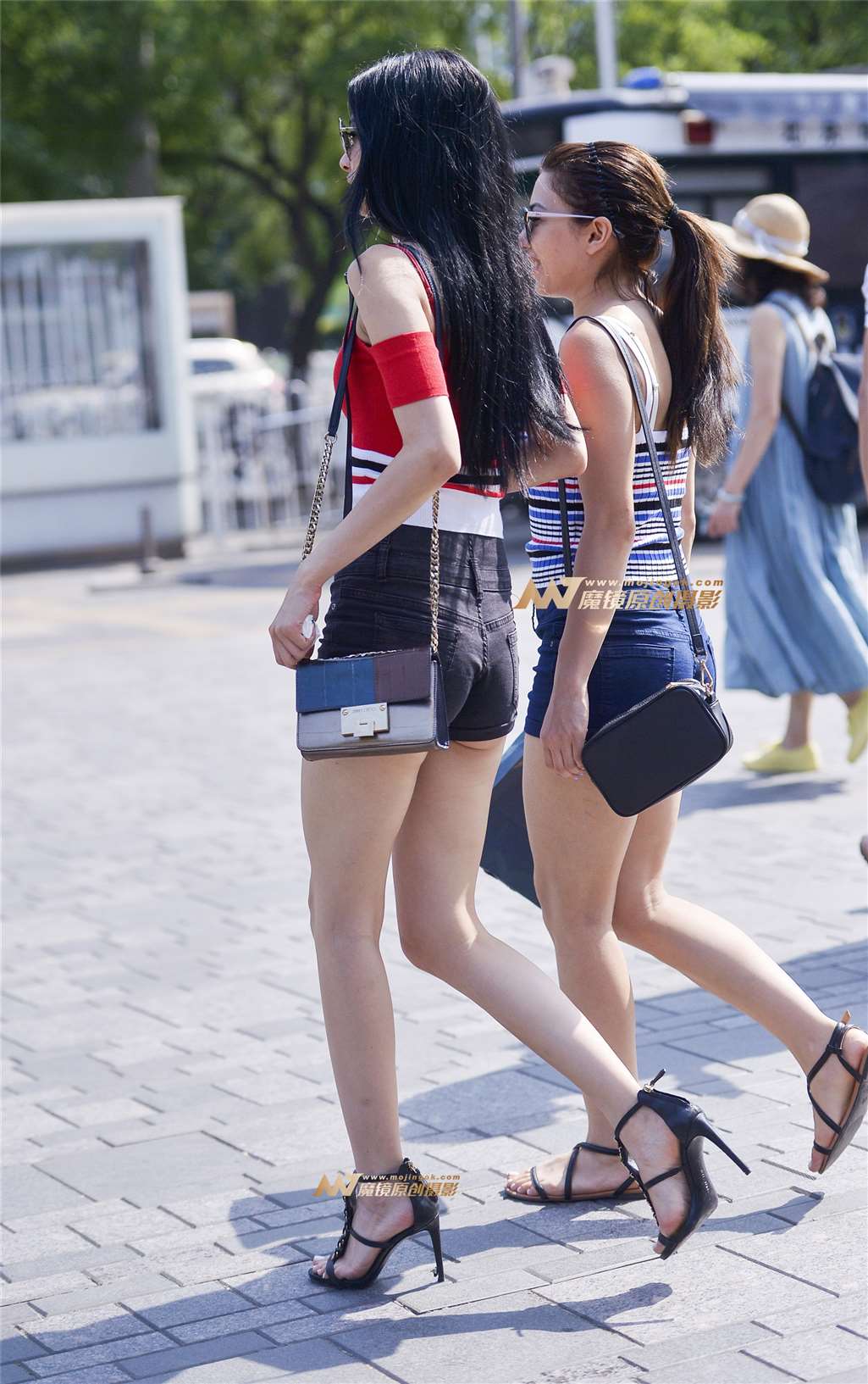 图片[4]-热裤性感美臀-街拍流行馆