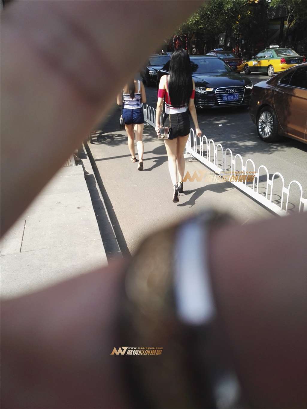 图片[3]-热裤性感美臀-街拍流行馆