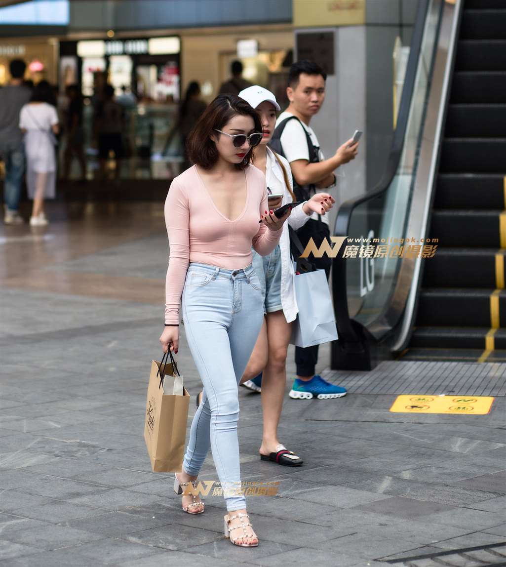 图片[1]-深V诱惑-街拍流行馆