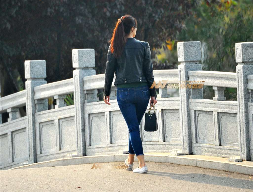 图片[1]-2017-11-15初冬七分紧身牛仔裤美臀-街拍流行馆
